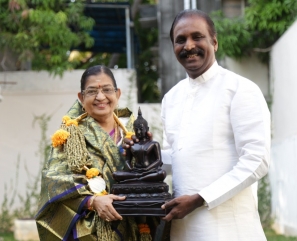 Vairamuthu Felicitated P.Suseela